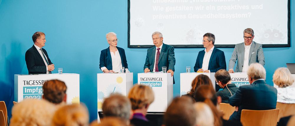 Moderator Stephan-Andreas Casdorff mit (vl.) Kristina Böhm (Bundesverband der Ärztinnen und Ärzte im ÖGD), Berthold Koletzko (Sitftung Kindergesundheit), Kornell Adolph (AOK Plus) und Han Steutel (Verband forschender Pharmahersteller).