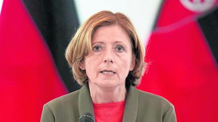 Die rheinland-pfälzische Ministerpräsidentin Malu Dreyer (SPD) spricht bei einer Pressekonferenz. 