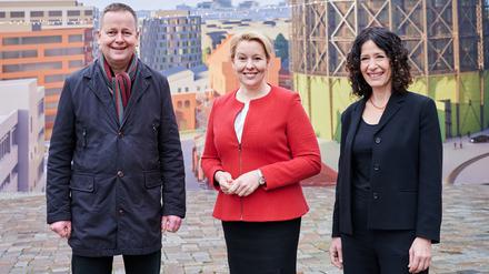 Die Fraktionsvorsitzenden und Spitzenkandidaten der jeweiligen Parteien im Land Berlin Klaus Lederer (l-r, Die Linke), Franziska Giffey (SPD) und Bettina Jarasch ( Bündnis 90/ Die Grünen) stehen auf dem EUREF Campus. Dort werden heute die Koalitionsverhandlungen der rot-grün-roten Parteien im Land Berlin fortgesetzt. +++ dpa-Bildfunk +++