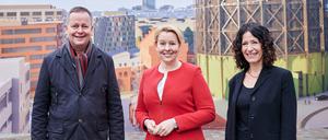 Die Fraktionsvorsitzenden und Spitzenkandidaten der jeweiligen Parteien im Land Berlin Klaus Lederer (l-r, Die Linke), Franziska Giffey (SPD) und Bettina Jarasch ( Bündnis 90/ Die Grünen) stehen auf dem EUREF Campus. Dort werden heute die Koalitionsverhandlungen der rot-grün-roten Parteien im Land Berlin fortgesetzt. +++ dpa-Bildfunk +++