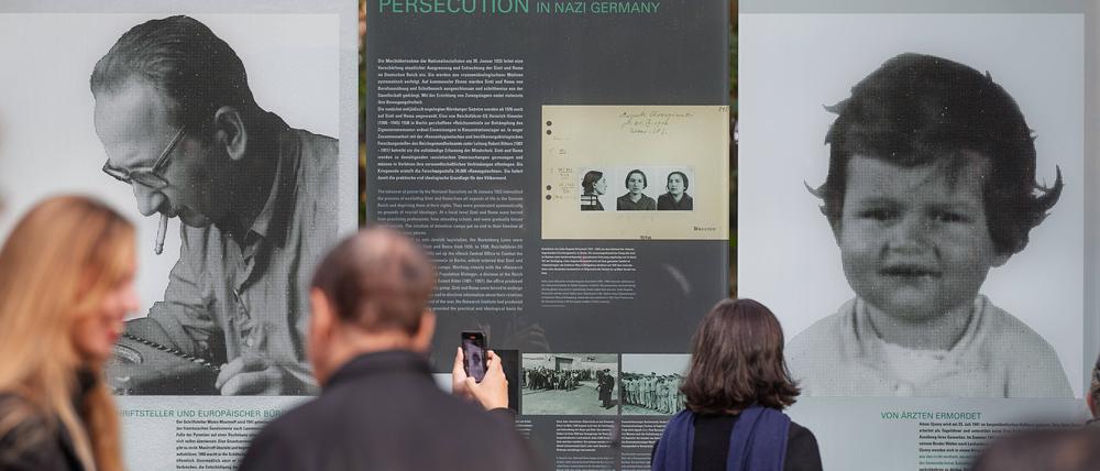 Zehn Jahre Mahnmal für die ermordeten Sinti und Roma. Inzwischen gibt es sm Gedenkort im Berliner Tiergarten auch eine neue Ausstellung, die die Geschichte weiterer Opfer des Völkermords erzählt.