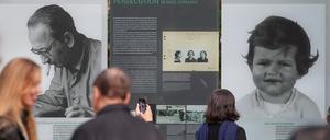 Zehn Jahre Mahnmal für die ermordeten Sinti und Roma. Inzwischen gibt es sm Gedenkort im Berliner Tiergarten auch eine neue Ausstellung, die die Geschichte weiterer Opfer des Völkermords erzählt.