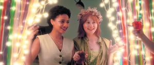 Ab jetzt gemeinsam. Zara (Alina Sokhna, links) und Olja (Valeriia Berezovska) feiern mit ihren Mitbewohnern die Hochzeit von Olja mit Petja. 