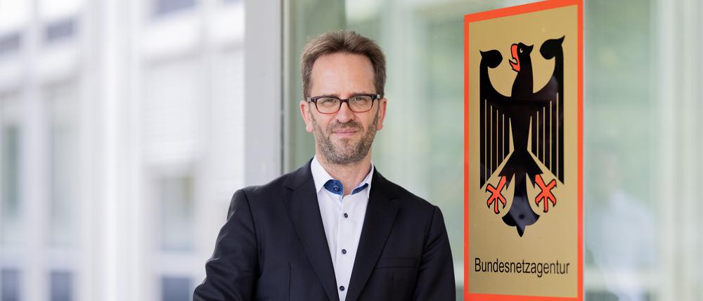 Klaus Müller, Präsident der Bundesnetzagentur, steht vor dem Haus der Bundesnetzagentur. (Archiv)