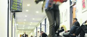 Warteraum im Bürgeramt. Nicht nur hier ist die Geduld von Mitarbeitern und Wartenden gefordert. Foto: Imago/Brigani Art