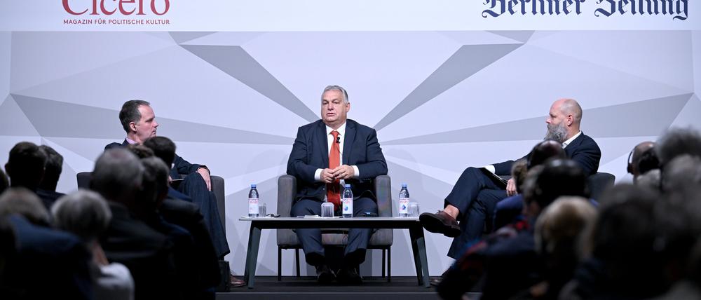 Ungarns Ministerpräsident Viktor Orbán (Mitte) diskutiert mit „Cicero“-Chefredakteur Alexander Marguier (links) und Holger Friedrich, Verleger der „Berliner Zeitung“.