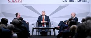 Ungarns Ministerpräsident Viktor Orbán (Mitte) diskutiert mit „Cicero“-Chefredakteur Alexander Marguier (links) und Holger Friedrich, Verleger der „Berliner Zeitung“.