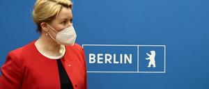 Die Regierende Buergermeisterin von Berlin Franziska Giffey L und Kultursenator Klaus Lederer R waehrend einer Pressekonferenz ueber die erste 100 Tage des rot-gruen-roten Senat in Berlin am 31. Maerz 2022. 100 Tage Rot-Gruen-Rot Senat in Berlin *** The Governing Mayor of Berlin Franziska Giffey L and Culture Senator Klaus Lederer R during a press conference on the first 100 days of the red green red Senate in Berlin on 31 March 2022 100 days red green red Senate in Berlin