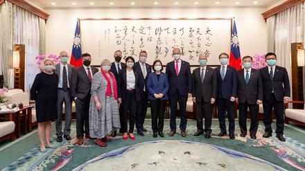 Mitglieder der Bundestagsdelegation mit der taiwanesischen Präsidentin Tsai Ing-wen (Mitte).