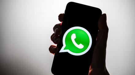 Das Whatsapp-Logo auf einem Handy.
