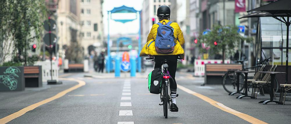 Berlin Mitte, die Friedrichstraße war zwischen Leipziger Straße und Französische Straße für PKW gesperrt und nur für Fußgänger und Radfahrer passierbar.