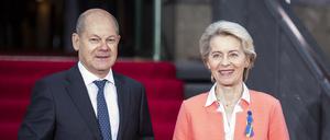 Bundeskanzler Olaf Scholz (SPD) und  Ursula von der Leyen, Präsidentin der Europäischen Kommission, vor dem Eingang des Westhafen Event und Convention Center in Berlin.
