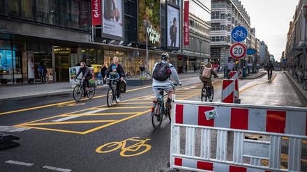 Berlin Mitte, die Friedrichstraße ist zwischen Leipziger Straße und Französische Straße für PKW gesperrt und nur für Fußgänger und Radfahrer passierbar. Berlin Friedrichstraße *** Berlin Mitte, Friedrichstraße is closed for cars between Leipziger Straße and Französische Straße and only passable for pedestrians and cyclists Berlin Friedrichstraße 