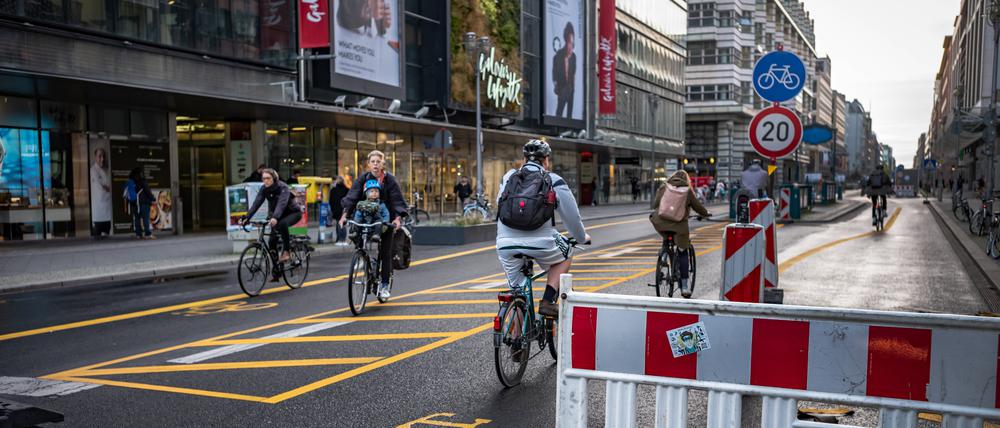 Berlin Mitte, die Friedrichstraße ist zwischen Leipziger Straße und Französische Straße für PKW gesperrt und nur für Fußgänger und Radfahrer passierbar. Berlin Friedrichstraße *** Berlin Mitte, Friedrichstraße is closed for cars between Leipziger Straße and Französische Straße and only passable for pedestrians and cyclists Berlin Friedrichstraße