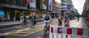 Berlin Mitte, die Friedrichstraße ist zwischen Leipziger Straße und Französische Straße für PKW gesperrt und nur für Fußgänger und Radfahrer passierbar. Berlin Friedrichstraße *** Berlin Mitte, Friedrichstraße is closed for cars between Leipziger Straße and Französische Straße and only passable for pedestrians and cyclists Berlin Friedrichstraße 