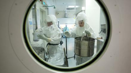 Soldaten der Bundeswehr arbeiten in einem Hochsicherheitslabor im Institut für Mikrobiologie der Bundeswehr.