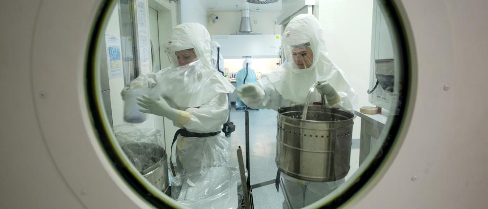 Soldaten der Bundeswehr arbeiten in einem Hochsicherheitslabor im Institut für Mikrobiologie der Bundeswehr. (Archivbild)