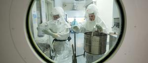 Soldaten der Bundeswehr arbeiten in einem Hochsicherheitslabor im Institut für Mikrobiologie der Bundeswehr. 