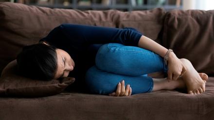 Eine Fehlgeburt kann schmerzhaft sein, andere Frauen spüren wiederum gar nichts.