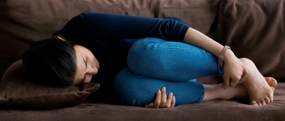 Eine Fehlgeburt kann schmerzhaft sein, andere Frauen spüren wiederum gar nichts.