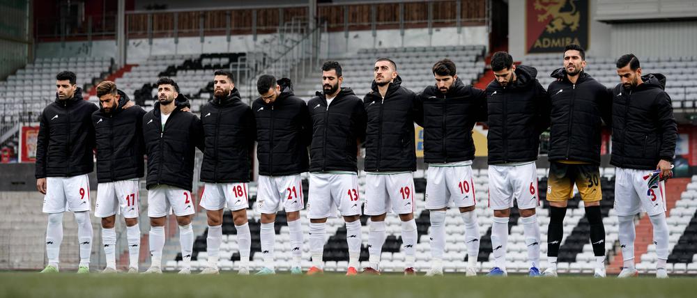 Ganz in schwarz zeigen sich die Spieler der iranischen Nationalelf.