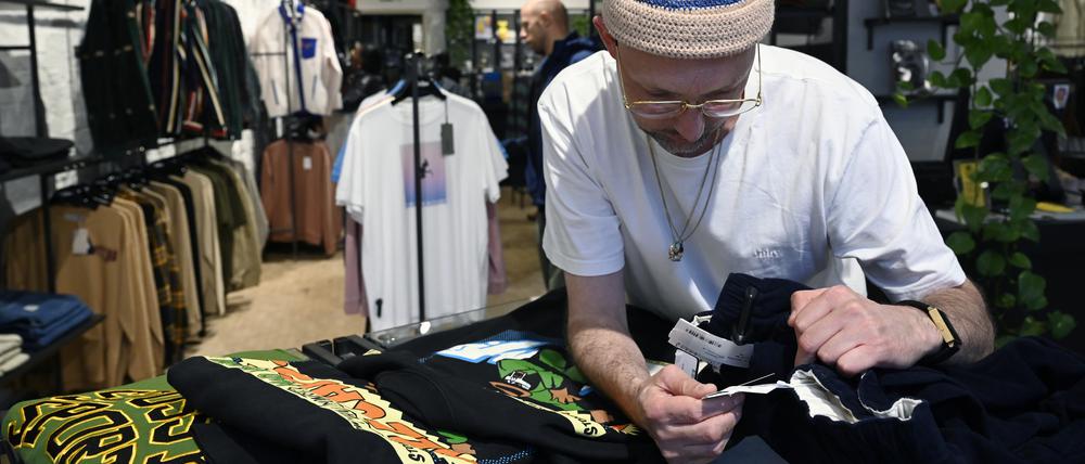 Im Hip-Hop-Fachgeschäft HHV in Friedrichshain gibt es Klamotten, Platten und Accessoires.