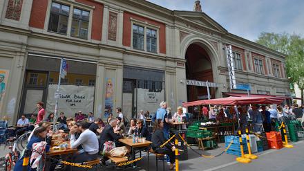 Jeden Samstag stehen vor dem Eingang der Markthalle Neun zwei Stände. Das Bezirksamt hat einen Antrag für die Ausweitung des Wochenmarktes genehmigt.