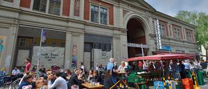 Jeden Samstag stehen vor dem Eingang der Markthalle Neun zwei Stände. Das Bezirksamt hat einen Antrag für die Ausweitung des Wochenmarktes genehmigt.