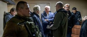 Bundespräsident Frank-Walter Steinmeier wartet während eines Luftalarms im Luftschutzbunker in Korjukiwka.