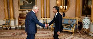 Rishi Sunak, doppelt so reich wie der König, wie die britische Presse fasziniert schreibt, wird am Dienstag von diesem zum Premier ernannt.