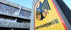 Ein Hinweisschild mit Bundesadler und dem Schriftzug «Bundesverfassungsgericht».
