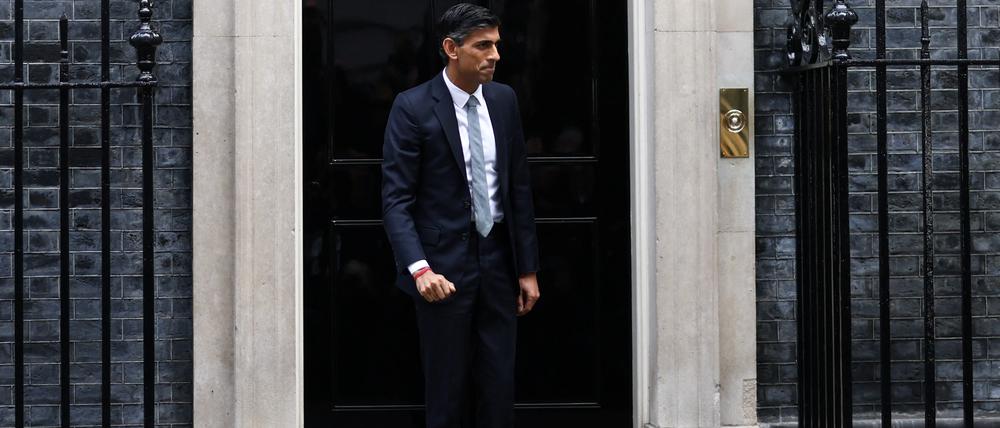 Britain's new Prime Minister Rishi Sunak stands outside Number 10 Downing Street, in London, Britain, October 25, 2022. REUTERS/Henry Nicholls