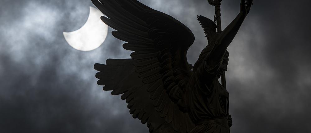 Immerhin das Licht ist aus: Öffentliche Gebäude und Wahrzeichen wie die Siegessäule werden nachts nicht mehr angestrahlt.
