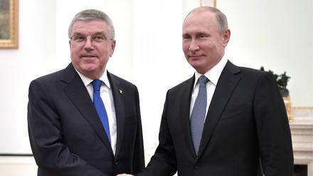 Wladimir Putin und Thomas Bach verbindet eine langjährige Beziehung.
