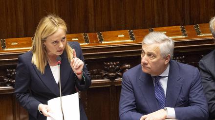Sie spricht, er lauscht: Giorgia Meloni während ihrer ersten Rede als vereidigte Ministerpräsidentin am Dienstag. Sie braucht noch die Bestätigung beider Parlamentskammern. Neben ihr Antonio Tajani, Parteikoordinator von Forza Italia.