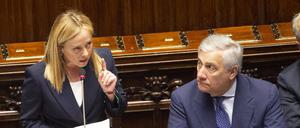 Sie spricht, er lauscht: Giorgia Meloni während ihrer ersten Rede als vereidigte Ministerpräsidentin am Dienstag. Sie braucht noch die Bestätigung beider Parlamentskammern. Neben ihr Antonio Tajani, Parteikoordinator von Forza Italia.
