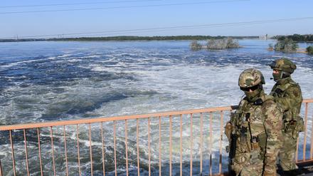 Russische Soldaten am Kachowka-Staudamm