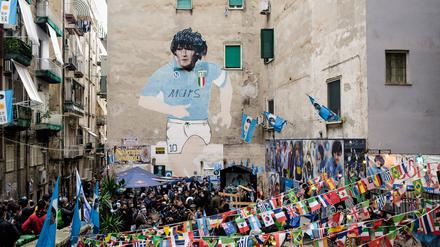 Diego Maradona verzauberte Neapel, wo dieses Bild eine Hauswand ziert.