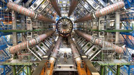 Acht Magnete umgeben am CERN die Apparatur zur Messung der Energien von Teilchen, die beim Zusammenstoß von beschleunigten Protonen entstehen.