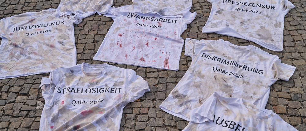 Protestaktion von Amnesty gegen die Menschenrechtsverletzungen in Katar.