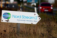 Ein Schild weist die Richtung zum Nord Stream 2 Gebäude in Lubmin.