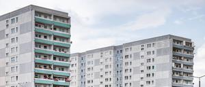 Endstation S7 Ahrensfelde Plattenbauten in der Nähe des S-Bahnhofs Ahrensfelde Berlin Berlin Deutschland *** Final stop S7 Ahrensfelde Plattenbauten near the S-Bahn station Ahrensfelde Berlin Berlin Germany