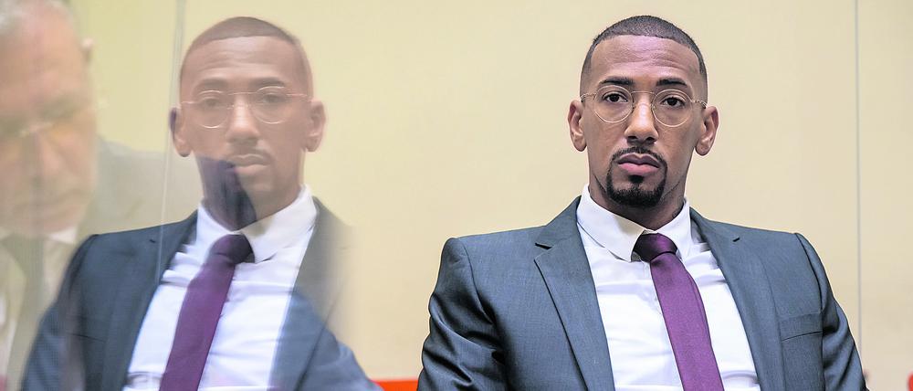 Der Fußball-Profi und ehemalige Nationalspieler Jerome Boateng sitzt zu Beginn des Auftakts im Berufungsprozess im Gerichtssaal des Landgerichts München I.