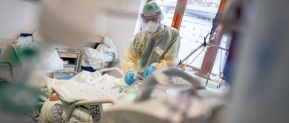 Patienten mit Covid-19 liegen nicht nur (wie hier) auf den Intensivstationen, auch in normalen Kliniken sterben Erkrankte.