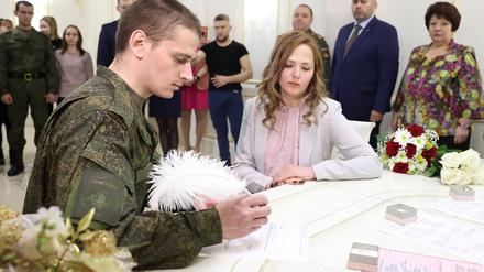 Das frisch vermählte russische Paar Stepan und Olga bei der Trauung im Standesamt.