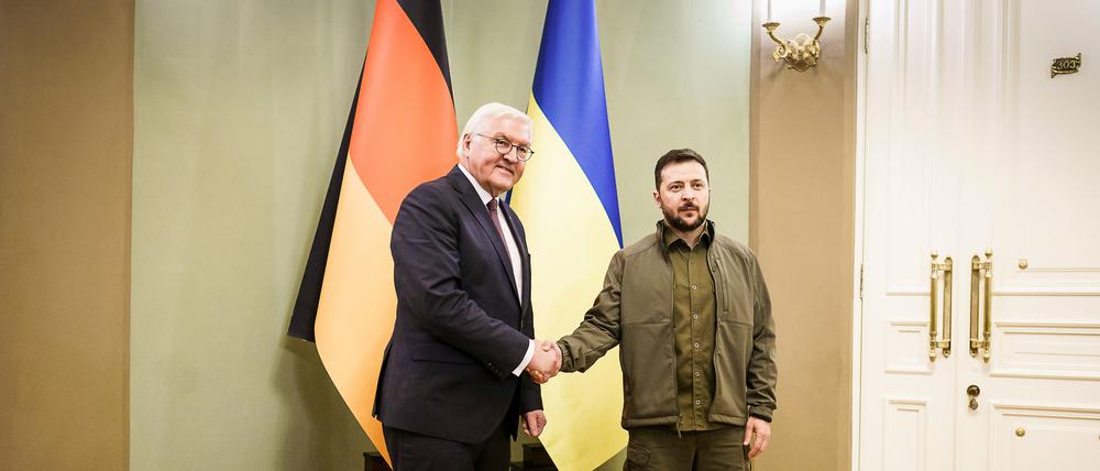 25.10.2022, Ukraine, Kiew: Bundespräsident Frank-Walter Steinmeier (l) trifft Wolodymyr Selenskyj (r), Präsident der Ukraine, im Präsidentenpalast zu Gesprächen. Steinmeier hält sich zu einem eintägigen Besuch in der Ukraine auf und machte sich vor Ort ein Bild von der Zerstörung durch den Angriffskrieg Russlands. Foto: Jesco Denzel/Bundespresseamt/dpa - ACHTUNG: Nur zur redaktionellen Verwendung im Zusammenhang mit der aktuellen Berichterstattung und nur mit vollständiger Nennung des vorstehenden Credits +++ dpa-Bildfunk +++