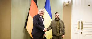 25.10.2022, Ukraine, Kiew: Bundespräsident Frank-Walter Steinmeier (l) trifft Wolodymyr Selenskyj (r), Präsident der Ukraine, im Präsidentenpalast zu Gesprächen. Steinmeier hält sich zu einem eintägigen Besuch in der Ukraine auf und machte sich vor Ort ein Bild von der Zerstörung durch den Angriffskrieg Russlands. Foto: Jesco Denzel/Bundespresseamt/dpa - ACHTUNG: Nur zur redaktionellen Verwendung im Zusammenhang mit der aktuellen Berichterstattung und nur mit vollständiger Nennung des vorstehenden Credits +++ dpa-Bildfunk +++