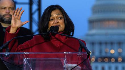 In diesem Dateifoto vom 06. Januar 2022 spricht die demokratische US-Abgeordnete aus Washington Pramila Jayapal, während sich Menschen auf der National Mall versammeln, um den ersten Jahrestag des Angriffs auf das US-Kapitol in Washington, DC zu begehen. (Archiv)