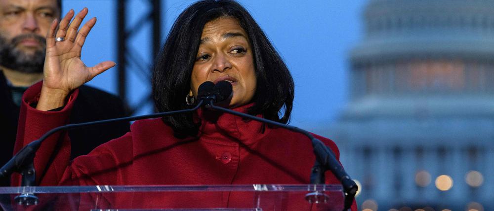 In diesem Dateifoto vom 06. Januar 2022 spricht die demokratische US-Abgeordnete aus Washington Pramila Jayapal, während sich Menschen auf der National Mall versammeln, um den ersten Jahrestag des Angriffs auf das US-Kapitol in Washington, DC zu begehen. (Archiv)