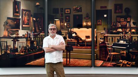 Der Künstler Rodney Graham im Museum Frieder Burda in Baden-Baden vor seinem Werk „Antiquarian Sleeping in His Shop“ aus dem Jahr 2017.